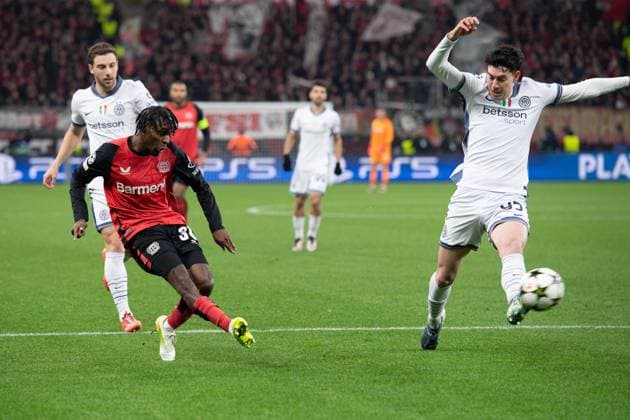 Jeremie FRIMPONG (LEV) gegen Alessandro BASTONI (Inter) Aktion, Zweikampf, Fussball Champions League, 6. Spieltag, Bayer 04 Leverkusen (LEV) - Inter Mailand (Inter) 1:0 am 10.12.2024 in Leverkusen Deutschland. UEFA regulations prohibit any use of photographs as image sequences and or quasi-video Â