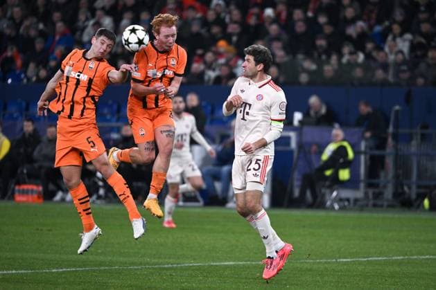 Thomas Müller (Bayern Muenchen), Yukhym Konoplia (Schachtar Donezk) , Valeriy Bondar (Schachtar Donezk), v.re. 10.12.2024, Fussball UEFA Champions League 2024 25, 6. Spieltag in Gelsenkirchen, Schachtar Donezk - FC Bayern München 1:5 Gelsenkirchen Veltins Arena Nordrhein Westfalen Deutschland