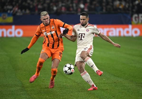 Raphael Guerreiro (Bayern Muenchen), Oleksandr Zubkov (Schachtar Donezk), v.re. 10.12.2024, Fussball UEFA Champions League 2024 25, 6. Spieltag in Gelsenkirchen, Schachtar Donezk - FC Bayern München 1:5 Gelsenkirchen Veltins Arena Nordrhein Westfalen Deutschland