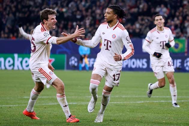 OLISE Michael Team FC Bayern Muenchen jubelt nach seinem 11m Tor mit MUELLER Thomas UEFA Champions League Saison 2024 - 2025 Spiel FC Donetsk - FC Bayern Muenchen 1 : 5 am 10.12.2024 in Gelsenkirchen DFL REGULATIONS PROHIBIT ANY USE OF PHOTOGRAPHS as IMAGE SEQUENCES and or QUASI-VIDEO Copyright: xLacixPerenyix