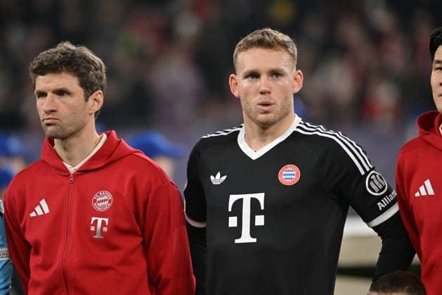 Torhüter Daniel Peretz (FC Bayern Muenchen), links Thomas Müller (Bayern Muenchen) 10.12.2024, Fussball UEFA Champions League 2024 25, 6. Spieltag in Gelsenkirchen, Schachtar Donezk - FC Bayern München 1:5 Gelsenkirchen Veltins Arena Nordrhein Westfalen Deutschland