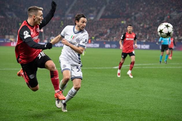 Matteo DARMIAN (Inter) gegen Alejandro GRIMALDO (LEV) Aktion, Zweikampf, Fussball Champions League, 6. Spieltag, Bayer 04 Leverkusen (LEV) - Inter Mailand (Inter) 1:0 am 10.12.2024 in Leverkusen Deutschland. UEFA regulations prohibit any use of photographs as image sequences and or quasi-video Â