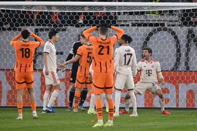 Thomas Müller (Bayern Muenchen), re., feiert seine Rettungsaktion 10.12.2024, Fussball UEFA Champions League 2024 25, 6. Spieltag in Gelsenkirchen, Schachtar Donezk - FC Bayern München 1:5 Gelsenkirchen Veltins Arena Nordrhein Westfalen Deutschland