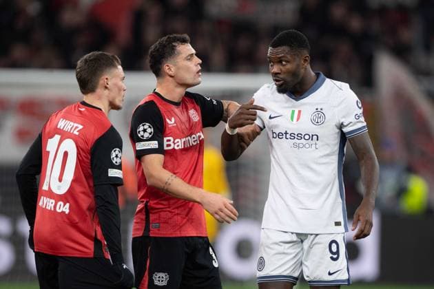 v.l. Florian WIRTZ (LEV), Granit XHAKA (LEV) und Marcus THURAM (Inter), Gestik, gestikuliert, Streit, Diskussion, Fussball Champions League, 6. Spieltag, Bayer 04 Leverkusen (LEV) - Inter Mailand (Inter) 1:0 am 10.12.2024 in Leverkusen Deutschland. UEFA regulations prohibit any use of photographs as image sequences and or quasi-video Â