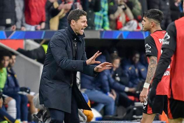 Xabi Alonso (Leverkusen Coach) instruiert Exequiel Palacios (Leverkusen 25) 10.12.2024 Fussball Champions League, Bayer Leverkusen vs Inter Mailand , BayArena, Leverkusen, NRW Germany