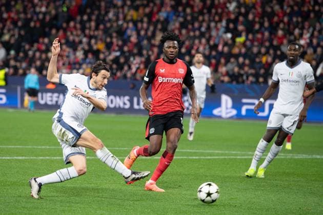Matteo DARMIAN (Inter) gegen Edmond TAPSOBA (LEV) Aktion, Zweikampf, Fussball Champions League, 6. Spieltag, Bayer 04 Leverkusen (LEV) - Inter Mailand (Inter) 1:0 am 10.12.2024 in Leverkusen Deutschland. UEFA regulations prohibit any use of photographs as image sequences and or quasi-video Â
