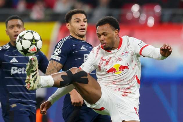 Matty Cash (Aston Villa) und Lois Openda (RB Leipzig) kaempfen um den Ball, UEFA Champions League 2024 25 League Phase MD6, RB Leipzig v Aston Villa FC, Red Bull Arena am 10. December 2024 in Leipzig, Deutschland. (Foto von Marco Steinbrenner DeFodi Images) Matty Cash (Aston Villa) und Lois Openda (RB Leipzig) battle for the ball, UEFA Champions League 2024 25 League Phase MD6, RB Leipzig v Aston Villa FC, Red Bull Arena (Leipzig), December 10, 2024 in Leipzig, Germany. (Photo by Marco Steinbrenner DeFodi Images) Defodi-700_leipzig_aston_20241210_107