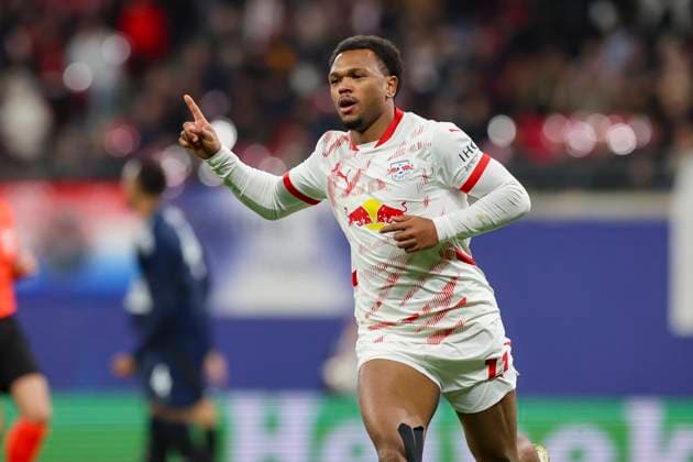 Lois Openda (RB Leipzig) bejubelt seinen Treffer zum 1:1, UEFA Champions League 2024 25 League Phase MD6, RB Leipzig v Aston Villa FC, Red Bull Arena am 10. December 2024 in Leipzig, Deutschland. (Foto von Marco Steinbrenner DeFodi Images) Lois Openda (RB Leipzig) celebrates after scoring his teams first goal, UEFA Champions League 2024 25 League Phase MD6, RB Leipzig v Aston Villa FC, Red Bull Arena (Leipzig), December 10, 2024 in Leipzig, Germany. (Photo by Marco Steinbrenner DeFodi Images) Defodi-700_leipzig_aston_20241210_111