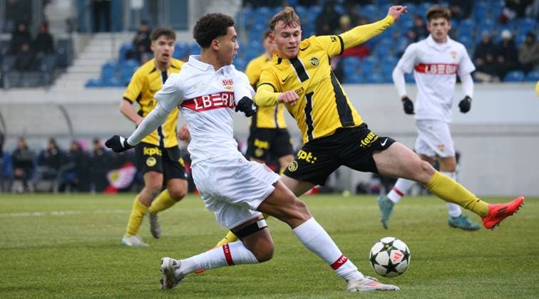 Sport Themen der Woche KW50 Sport Bilder des Tages BAU 11.12.2024 Stuttgart-Degerloch Fußball VfB Stuttgart U19 vs. BSC Young Boys, v.l. Kenny Freßle (VfB), Arnis Ademi (Bern) *** BAU 11 12 2024 Stuttgart Degerloch Football VfB Stuttgart U19 vs BSC Young Boys, f l Kenny Freßle VfB , Arnis Ademi Bern