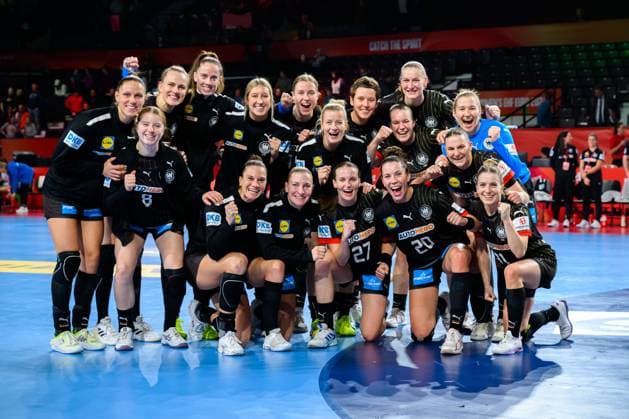 Bilder des Jahres 2024, Sport 12 Dezember Sport Themen der Woche KW50 Sport Bilder des Tages Handball, Frauen: EM, Slowenien - Deutschland, Hauptrunde, Gruppe 2, 4. Spieltag die Mannschaft von Deutschland, Gruppenfoto, Abschlussfoto Wien Stadthalle Oesterreich *** Handball, Womens European Championship, Slovenia Germany, Main Round, Group 2, Matchday 4 the team of Germany, Group photo, Final photo Vienna Stadthalle Austria