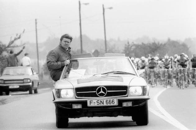 Archivbilder der Woche SPORT KW50 01.05.1974 Radsport, Radrennen, Rund um den Henningerturm, Begleitfahrzeug Mercedes SL fährt vor dem Fahrerfeld *** 01 05 1974 Cycling, Cycling race, Around the Henningerturm, Mercedes SL escort vehicle drives in front of the field of riders HM
