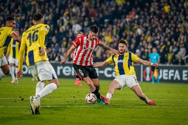 Sport Bilder des Tages 776199425 Oihan Sancet of Athletic Club challenged by Ismail Yuksek of Fenerbahce during the match. Fenerbahce and Athletic Club faced each other in the UEFA Europa League 2024 25 League Phase MD6, the match took place at Sukru Saracoglu Stadium on December 11, 2024 Istanbul Istanbul Turkey Copyright: xYagizxGurtugx