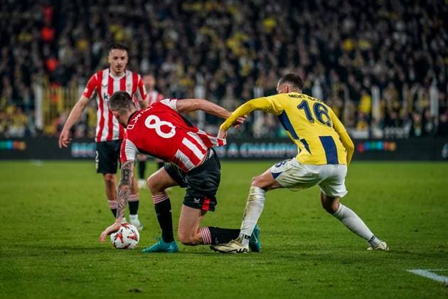 Fenerbahce-Athletic-Club-UEFA-Europa-League-MD6 Oihan Sancet of Athletic Club was challenged by Mert Muldur of Fenerbahce during the match. Fenerbahce and Athletic Club faced each other in the UEFA Europa League 2024 25 League Phase MD6, the match took place at Sukru Saracoglu Stadium on December 11, 2024 Istanbul Istanbul Turkey Copyright: xYagizxGurtugx
