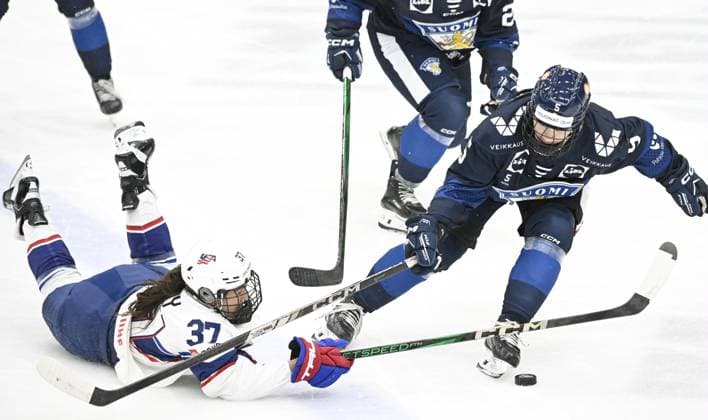 Sport Themen der Woche KW50 Sport Bilder des Tages Abbey Murphy (L) of the United States and Siiri Yrjölä of Finland vie during the women s Six Nations Tournament Ice hockey, Eishockey match between Finland and the USA in Tampere, Finland, on December 11, 2024. Tampere Finland LKLAPH20241211190956H583  Copyright: xHeikkixSaukkomaax LKLAPH20241211190956H583