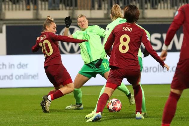 VfL vs. AS Rom, CL Frauen Wolfsburg, 11.12.2024, FUßBALL - VfL Wolfsburg vs. AS Rom, Gruppenrunde Champions League Frauen, Saison 2024 25. Giada Greggi (AS Rom), Alexandra Popp (VfL Wolfsburg) Wolfsburg