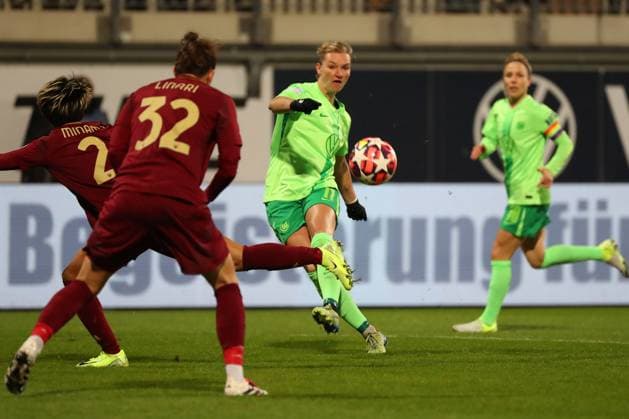 VfL vs. AS Rom, CL Frauen Wolfsburg, 11.12.2024, FUßBALL - VfL Wolfsburg vs. AS Rom, Gruppenrunde Champions League Frauen, Saison 2024 25. Alexandra Popp (VfL Wolfsburg) schießt Tor zum 1:0 Wolfsburg