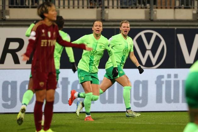 VfL vs. AS Rom, CL Frauen Wolfsburg, 11.12.2024, FUßBALL - VfL Wolfsburg vs. AS Rom, Gruppenrunde Champions League Frauen, Saison 2024 25. Alexandra Popp (VfL Wolfsburg) jubelt mit der Mannschaft nach ihrem Tor zum 1:0 Wolfsburg
