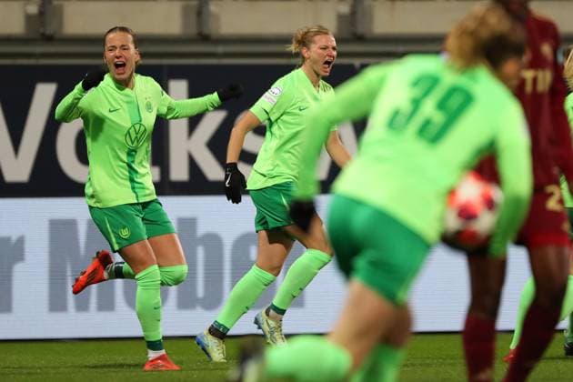 VfL vs. AS Rom, CL Frauen Wolfsburg, 11.12.2024, FUßBALL - VfL Wolfsburg vs. AS Rom, Gruppenrunde Champions League Frauen, Saison 2024 25. Alexandra Popp (VfL Wolfsburg) jubelt mit der Mannschaft nach ihrem Tor zum 1:0 Wolfsburg
