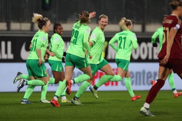 VfL vs. AS Rom, CL Frauen Wolfsburg, 11.12.2024, FUßBALL - VfL Wolfsburg vs. AS Rom, Gruppenrunde Champions League Frauen, Saison 2024 25. Alexandra Popp (VfL Wolfsburg) jubelt mit der Mannschaft nach ihrem Tor zum 1:0 Wolfsburg