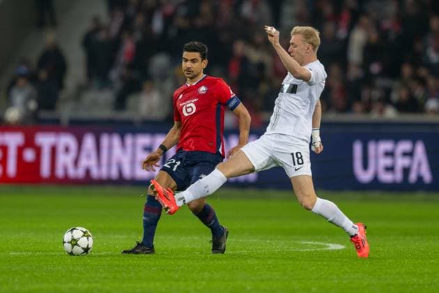 SOCCER - UEFA CL, Lille vs Sturm LILLE,FRANCE,11.DEC.24 - SOCCER - UEFA Champions League, OSC Lille vs SK Sturm Graz. Image shows Benjamin Andre (Lille) and Mika Biereth (Sturm).  GEPAxpictures xAvnixRetkoceri