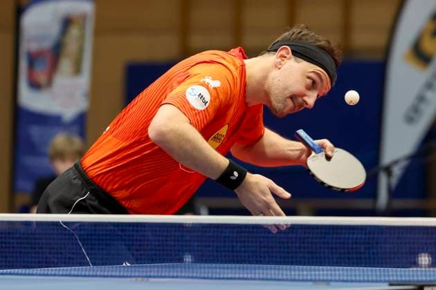 Timo Boll (Borussia Duesseldorf) kontrolliert den Ball, 1. Tischtennis Bundesliga der Herren, TTC Schwalbe Bergneustadt vs Borussia Duesseldorf, Burstenhalle am 11. December 2024 in Bergneustadt, Deutschland. (Foto von Marco Steinbrenner DeFodi Images) Timo Boll (Borussia Duesseldorf) controls the ball, 1. Tischtennis Bundesliga der Herren, TTC Schwalbe Bergneustadt vs Borussia Duesseldorf, Burstenhalle, December 11, 2024 in Bergneustadt, Germany. (Photo by Marco Steinbrenner DeFodi Images) Defodi-700_berg_dus_20241211_001