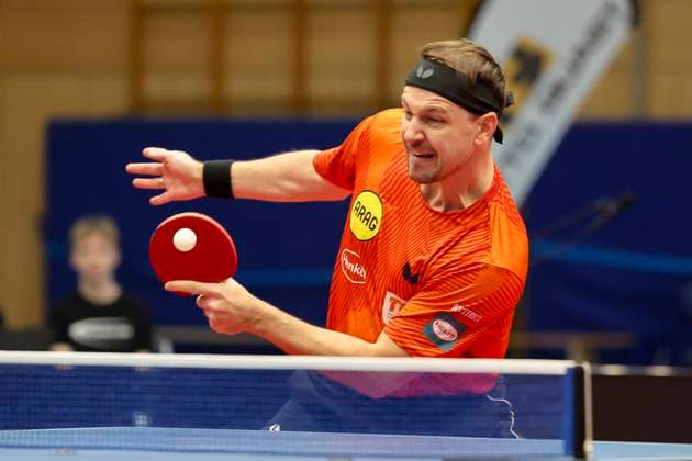 Timo Boll (Borussia Duesseldorf) kontrolliert den Ball, 1. Tischtennis Bundesliga der Herren, TTC Schwalbe Bergneustadt vs Borussia Duesseldorf, Burstenhalle am 11. December 2024 in Bergneustadt, Deutschland. (Foto von Marco Steinbrenner DeFodi Images) Timo Boll (Borussia Duesseldorf) controls the ball, 1. Tischtennis Bundesliga der Herren, TTC Schwalbe Bergneustadt vs Borussia Duesseldorf, Burstenhalle, December 11, 2024 in Bergneustadt, Germany. (Photo by Marco Steinbrenner DeFodi Images) Defodi-700_berg_dus_20241211_006