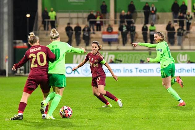 Fußball I Frauen I Saison 2024-2025 I Champions League I VfL Wolfsburg - AS Roma I 11.12.2024 Spielszene Giada Greggi (20, AS Rom) attackiert im Zweikampf Svenja Huth (10, VfL Wolfsburg), während Manuela Giugliano (10, AS Rom) in den Passweg von Huth läuft und Jule Brand (29, VfL Wolfsburg) anzeigt, wohin Huth den Ball spielen soll Wolfsburg AOK Stadion Niedersachsen Deutschland Copyright: xLobeca InesxHähnelx
