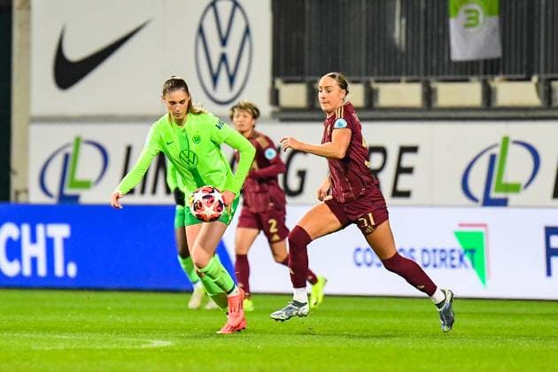 Fußball I Frauen I Saison 2024-2025 I Champions League I VfL Wolfsburg - AS Roma I 11.12.2024 Zweikampf Jule Brand (29, VfL Wolfsburg) und Sanne Troelsgaard (51, AS Rom) kämpfen um den Ball Wolfsburg AOK Stadion Niedersachsen Deutschland Copyright: xLobeca InesxHähnelx