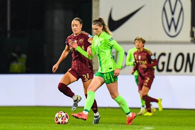 Fußball I Frauen I Saison 2024-2025 I Champions League I VfL Wolfsburg - AS Roma I 11.12.2024 Zweikampf Sanne Troelsgaard (51, AS Rom) attackiert Jule Brand (29, VfL Wolfsburg), die den Ball spielt Wolfsburg AOK Stadion Niedersachsen Deutschland Copyright: xLobeca InesxHähnelx