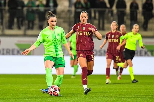 Fußball I Frauen I Saison 2024-2025 I Champions League I VfL Wolfsburg - AS Roma I 11.12.2024 Spielszene Marina Hegering (31, VfL Wolfsburg) spielt den Ball zurück, Sanne Troelsgaard (51, AS Rom) kann den Rückpass nicht verhindert Wolfsburg AOK Stadion Niedersachsen Deutschland Copyright: xLobeca InesxHähnelx