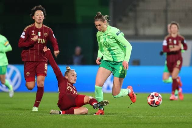 VfL vs. AS Rom, CL Frauen Wolfsburg, 11.12.2024, FUßBALL - VfL Wolfsburg vs. AS Rom, Gruppenrunde Champions League Frauen, Saison 2024 25. Giada Greggi (AS Rom), Jule Brand (VfL Wolfsburg) Wolfsburg