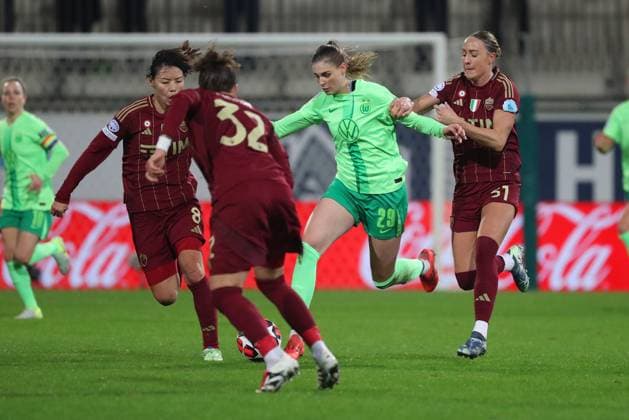 VfL vs. AS Rom, CL Frauen Wolfsburg, 11.12.2024, FUßBALL - VfL Wolfsburg vs. AS Rom, Gruppenrunde Champions League Frauen, Saison 2024 25. Saki Kumagai (AS Rom), Jule Brand (VfL Wolfsburg), Sanne Troelsgaard (AS Rom) Wolfsburg
