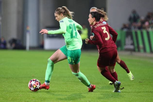 VfL vs. AS Rom, CL Frauen Wolfsburg, 11.12.2024, FUßBALL - VfL Wolfsburg vs. AS Rom, Gruppenrunde Champions League Frauen, Saison 2024 25. Sarai Linder (VfL Wolfsburg), Lucia Di Guglielmo (AS Rom) Wolfsburg