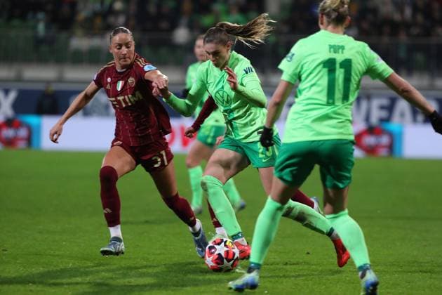 VfL vs. AS Rom, CL Frauen Wolfsburg, 11.12.2024, FUßBALL - VfL Wolfsburg vs. AS Rom, Gruppenrunde Champions League Frauen, Saison 2024 25. Sanne Troelsgaard (AS Rom), Jule Brand (VfL Wolfsburg) Wolfsburg
