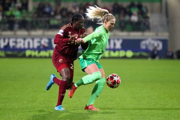 VfL vs. AS Rom, CL Frauen Wolfsburg, 11.12.2024, FUßBALL - VfL Wolfsburg vs. AS Rom, Gruppenrunde Champions League Frauen, Saison 2024 25.Hawa Cissoko (AS Rom), Rebecka Blomqvist (VfL Wolfsburg) Wolfsburg