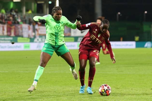 VfL vs. AS Rom, CL Frauen Wolfsburg, 11.12.2024, FUßBALL - VfL Wolfsburg vs. AS Rom, Gruppenrunde Champions League Frauen, Saison 2024 25. Lineth Beerensteyn (VfL Wolfsburg), Hawa Cissoko (AS Rom) Wolfsburg