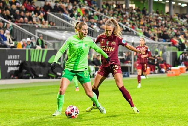 Fußball I Frauen I Saison 2024-2025 I Champions League I VfL Wolfsburg - AS Roma I 11.12.2024 Spielszene Sarai Linder (39, VfL Wolfsburg) schirmt im Zweikampf gegen Frederikke Thogersen (25, AS Rom) den Ball ab. Wolfsburg AOK Stadion Niedersachsen Deutschland Copyright: xLobeca InesxHähnelx