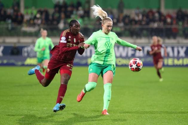 VfL vs. AS Rom, CL Frauen Wolfsburg, 11.12.2024, FUßBALL - VfL Wolfsburg vs. AS Rom, Gruppenrunde Champions League Frauen, Saison 2024 25.Hawa Cissoko (AS Rom), Rebecka Blomqvist (VfL Wolfsburg) Wolfsburg