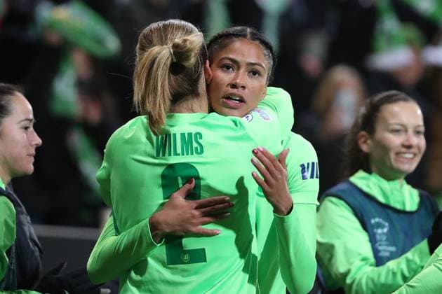 VfL vs. AS Rom, CL Frauen Wolfsburg, 11.12.2024, FUßBALL - VfL Wolfsburg vs. AS Rom, Gruppenrunde Champions League Frauen, Saison 2024 25. Sveindis Jonsdottir (VfL Wolfsburg) jubelt mit der Mannschaft nach ihrem Tor zum 3:1 Wolfsburg