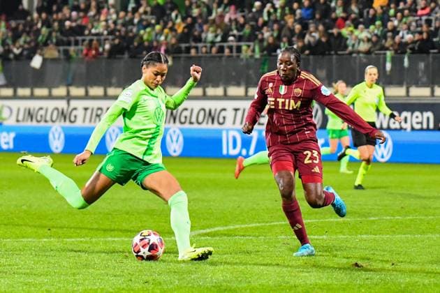 Fußball I Frauen I Saison 2024-2025 I Champions League I VfL Wolfsburg - AS Roma I 11.12.2024 Torschuss Sveindis Jane Jonsdottir (23, VfL Wolfsburg), Hawa Cissoko (23, AS Rom) kann das Tor nicht verhindern Wolfsburg AOK Stadion Niedersachsen Deutschland Copyright: xLobeca InesxHähnelx