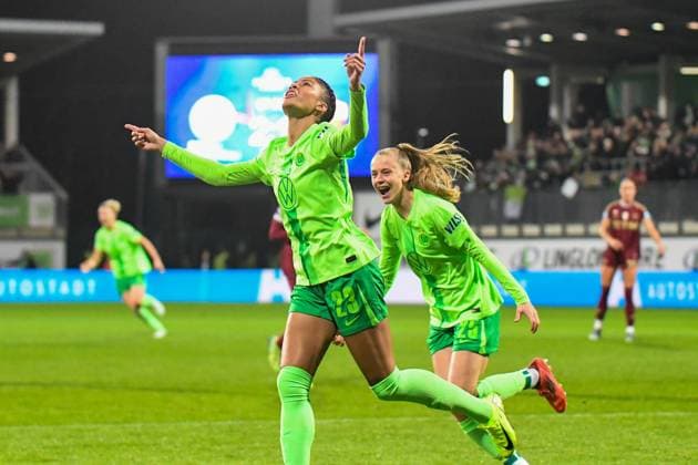Fußball I Frauen I Saison 2024-2025 I Champions League I VfL Wolfsburg - AS Roma I 11.12.2024 Torjubel Sveindis Jane Jonsdottir (23, VfL Wolfsburg) und Vivien Endemann (25, VfL Wolfsburg) nach dem Tor zum 3:1 Wolfsburg AOK Stadion Niedersachsen Deutschland Copyright: xLobeca InesxHähnelx