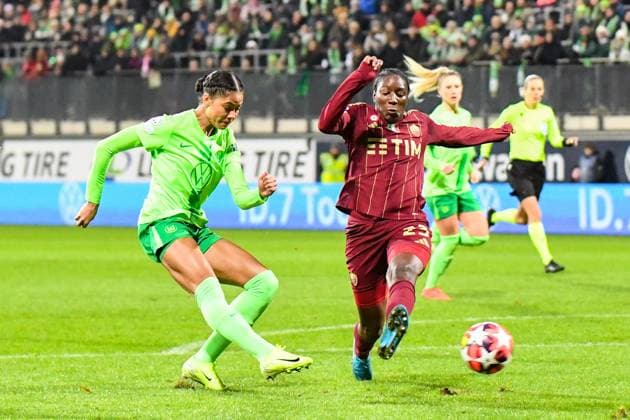 Fußball I Frauen I Saison 2024-2025 I Champions League I VfL Wolfsburg - AS Roma I 11.12.2024 Zweikampf zwischen Sveindis Jane Jonsdottir (23, VfL Wolfsburg) und Hawa Cissoko (23, AS Rom), Jonsdottier erzielt das Tor zum 3:1 Wolfsburg AOK Stadion Niedersachsen Deutschland Copyright: xLobeca InesxHähnelx
