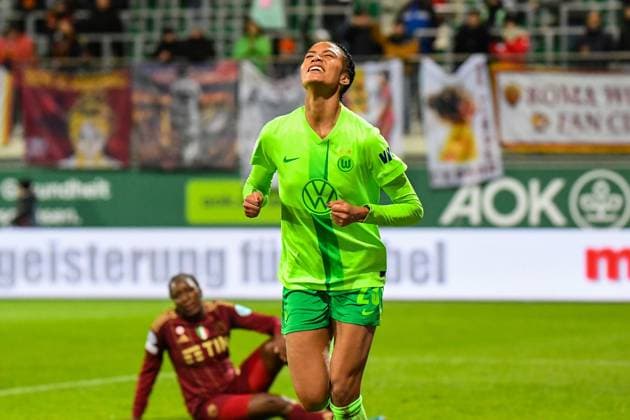 Fußball I Frauen I Saison 2024-2025 I Champions League I VfL Wolfsburg - AS Roma I 11.12.2024 Torjubel Sveindis Jane Jonsdottir (23, VfL Wolfsburg) erzielt einen lupenreinen Hattrick nach ihrem Tor zum 5:1 Freisteller, Nahaufnahme, Porträt, Portrait, Einzelfoto, Einzelbild, Körper Wolfsburg AOK Stadion Niedersachsen Deutschland Copyright: xLobeca InesxHähnelx