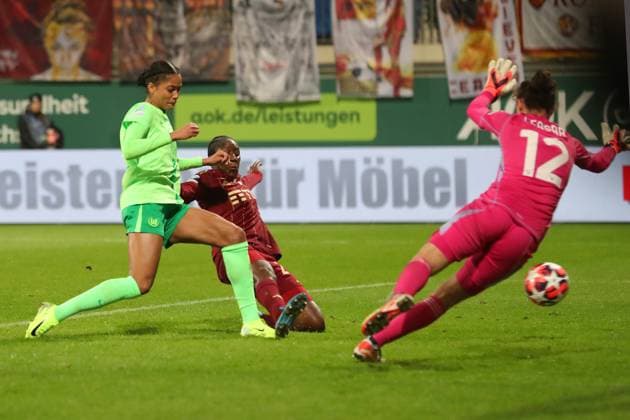 VfL vs. AS Rom, CL Frauen Wolfsburg, 11.12.2024, FUßBALL - VfL Wolfsburg vs. AS Rom, Gruppenrunde Champions League Frauen, Saison 2024 25. Sveindis Jonsdottir (VfL Wolfsburg) schießt Tor zum 4:1 Wolfsburg