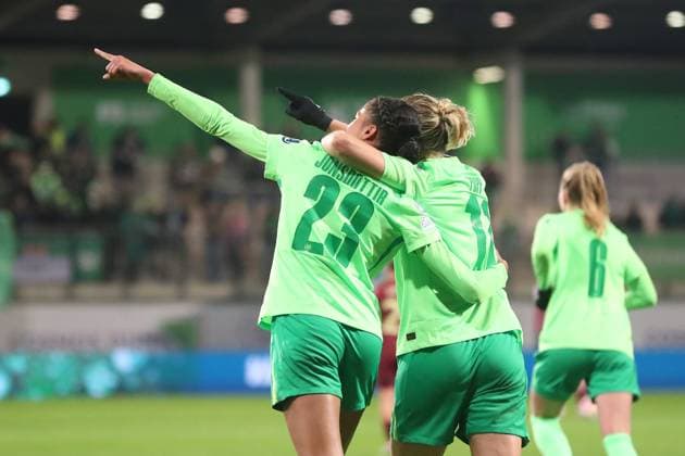 VfL vs. AS Rom, CL Frauen Wolfsburg, 11.12.2024, FUßBALL - VfL Wolfsburg vs. AS Rom, Gruppenrunde Champions League Frauen, Saison 2024 25. Sveindis Jonsdottir (VfL Wolfsburg) jubelt mit der Mannschaft nach ihrem Tor zum 4:1 Wolfsburg
