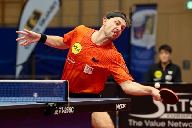 Timo Boll (Borussia Duesseldorf) kontrolliert den Ball, 1. Tischtennis Bundesliga der Herren, TTC Schwalbe Bergneustadt vs Borussia Duesseldorf, Burstenhalle am 11. December 2024 in Bergneustadt, Deutschland. (Foto von Marco Steinbrenner DeFodi Images) Timo Boll (Borussia Duesseldorf) controls the ball, 1. Tischtennis Bundesliga der Herren, TTC Schwalbe Bergneustadt vs Borussia Duesseldorf, Burstenhalle, December 11, 2024 in Bergneustadt, Germany. (Photo by Marco Steinbrenner DeFodi Images) Defodi-700_berg_dus_20241211_022