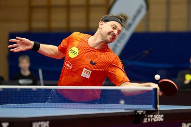 Timo Boll (Borussia Duesseldorf) kontrolliert den Ball, 1. Tischtennis Bundesliga der Herren, TTC Schwalbe Bergneustadt vs Borussia Duesseldorf, Burstenhalle am 11. December 2024 in Bergneustadt, Deutschland. (Foto von Marco Steinbrenner DeFodi Images) Timo Boll (Borussia Duesseldorf) controls the ball, 1. Tischtennis Bundesliga der Herren, TTC Schwalbe Bergneustadt vs Borussia Duesseldorf, Burstenhalle, December 11, 2024 in Bergneustadt, Germany. (Photo by Marco Steinbrenner DeFodi Images) Defodi-700_berg_dus_20241211_028