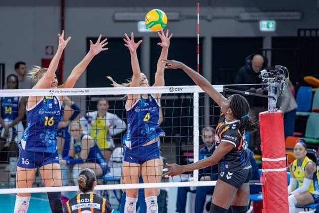 Rivers Krystal (Allianz Mtv Stuttgart) vs Britt Herbots (Savino Del Bene Scandicci) during Savino del Bene Scandicci vs Allianz MTV Stuttgart, CEV Champions League Women volleyball match in Firenze , Italy, December 11 2024  Copyright: xSaraxEsposito IPAxSportx xipa-agency.netx xx IPA_52320494 IPA_Agency_IPA52320494