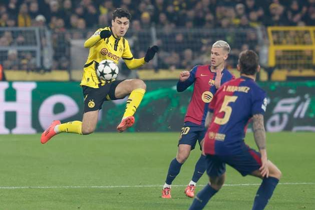 Sport Bilder des Tages Bild: v.l. Giovanni Reyna (Borussia Dortmund, 7) und Dani Olmo FC Barcelona, Barca 20), 11.12.2024, Fussball, Champions League, Borussia Dormund - FC Barcelona, GER, Dortmund, Signal Iduna Park. Copyright: HMBxMedia xHeikoxBecker
