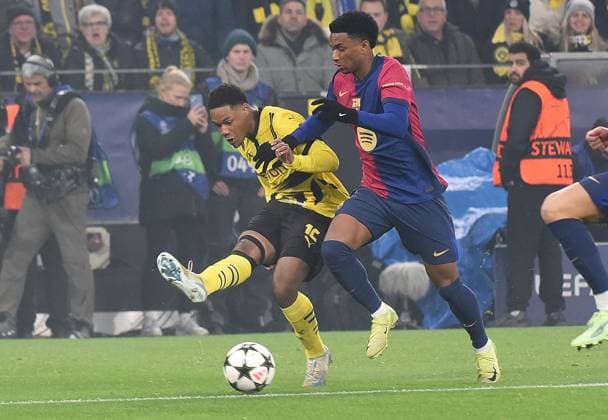 11.12.2024, xhbx, Fussball UEFA Champions League, Borussia Dortmund - FC Barcelona, Barca emspor, v.l. Julien Duranville (Borussia Dortmund), Alejandro Balde (FC Barcelona) (DFL DFB REGULATIONS PROHIBIT ANY USE OF PHOTOGRAPHS as IMAGE SEQUENCES and or QUASI-VIDEO) Dortmund